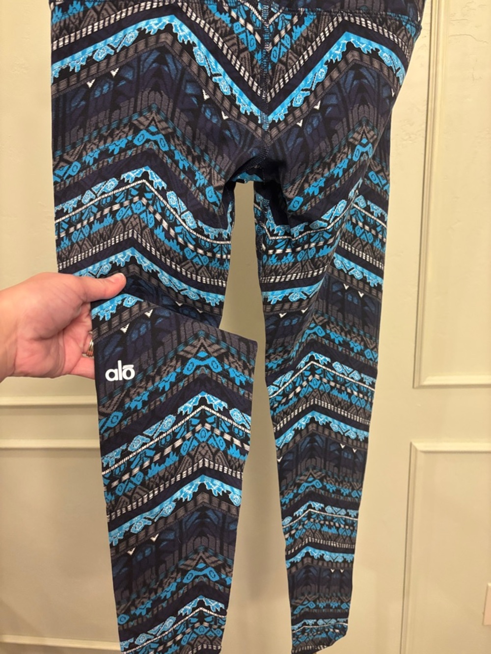 ALO Yoga Leggings Black Blue Geometric Print Leggings MSRP $118 Like New Small